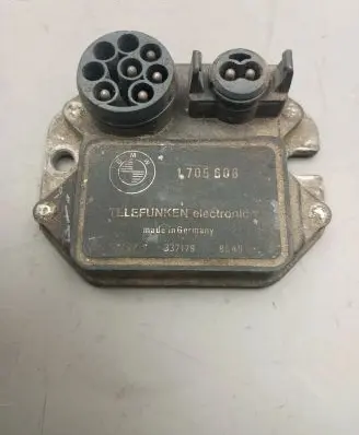 BMW 5 E28 Ignition amplifier control unit 1705608 337179