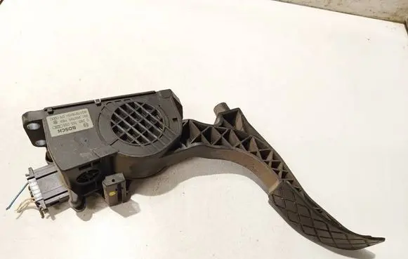 Accelerator throttle pedal
