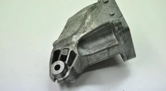 Engine mounting bracket