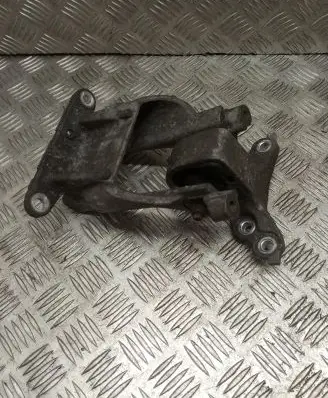 Subaru Legacy Engine mount bracket