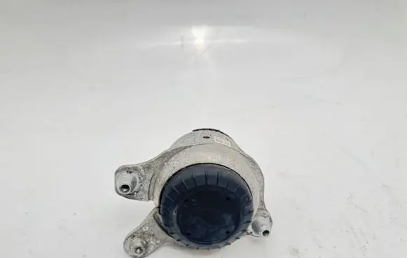 Mercedes-Benz C W205 Engine mount bracket A2052406717 ZGS002
