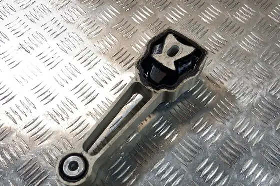 Volvo V70 Engine mount bracket 30793322