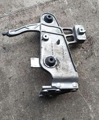 Mercedes-Benz C W204 Air filter cleaner box bracket assembly A6510900041