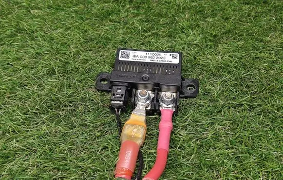 Mercedes-Benz GL X166 Charging relay A0009822023