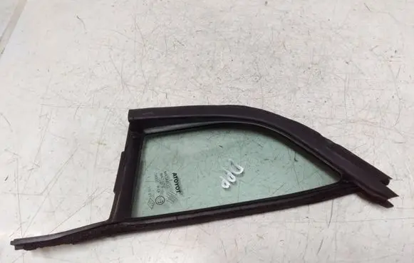 Toyota Yaris Front door vent window glass four-door 