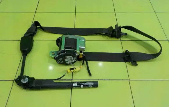 Opel Astra J Front seatbelt 620646200 BEZPIECZENSTWA