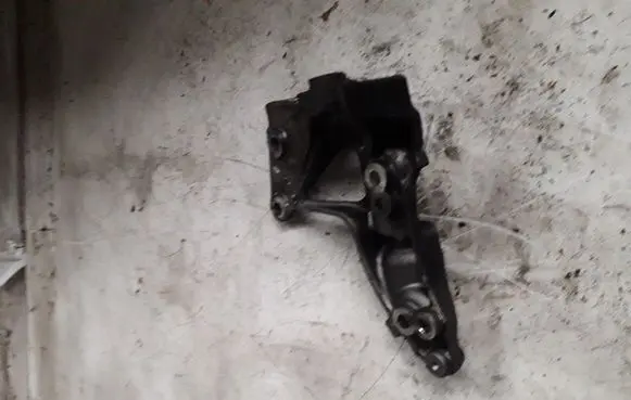 Peugeot 308 Engine mounting bracket