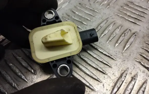 Jeep Renegade Airbag deployment crash/impact sensor 51943478