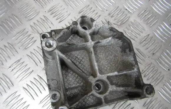 Peugeot 307 Engine mounting bracket 9657137480