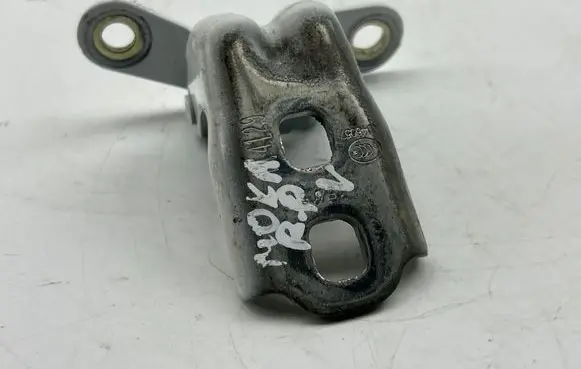 Opel Mokka Front door upper hinge