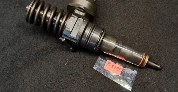 Volkswagen Golf IV Fuel injector 038130073AH