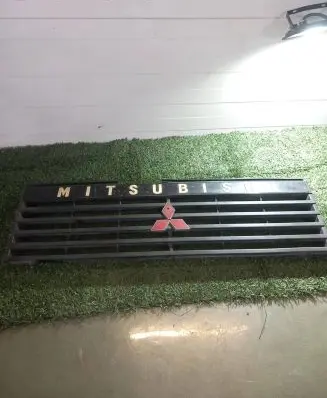 Mitsubishi Pajero Front bumper upper radiator grill MB38352730