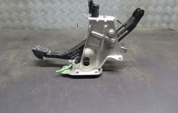 Volkswagen Touran I Clutch pedal 1T1721057K