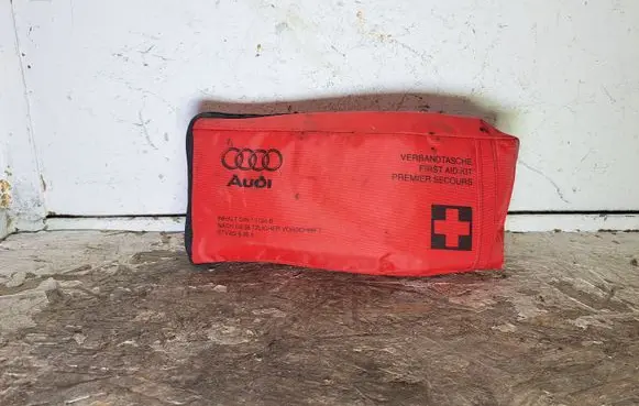 Audi A3 S3 8L First aid kit 8L0860282