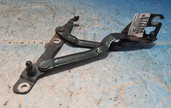 Volkswagen PASSAT B5 Tailgate/trunk/boot hinge 8D5827302C