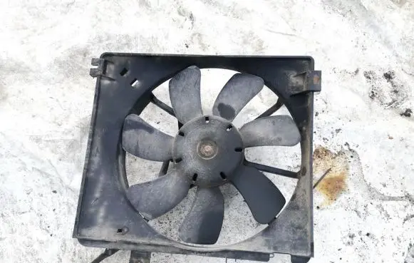 Mazda 626 Radiator cooling fan shroud