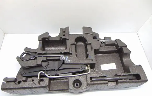 Renault Megane I Spare wheel mounting bracket 
