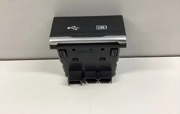 Jeep Cherokee USB socket connector 68271567AB
