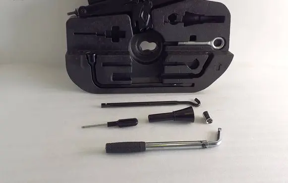 Maserati Levante Tool set 670100602