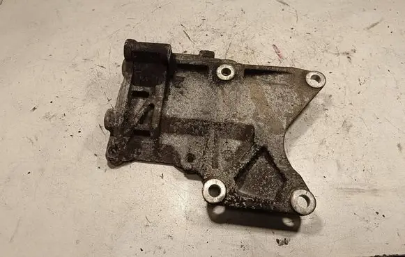 Mitsubishi L200 A/C compressor mount bracket MN123630