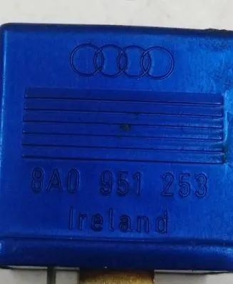 Volkswagen PASSAT B5 Glow plug pre-heat relay 8A0951253