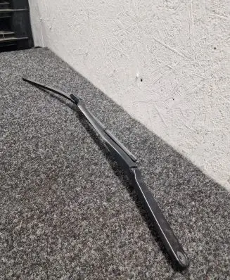 BMW 5 G30 G31 Front wiper blade arm 7357303