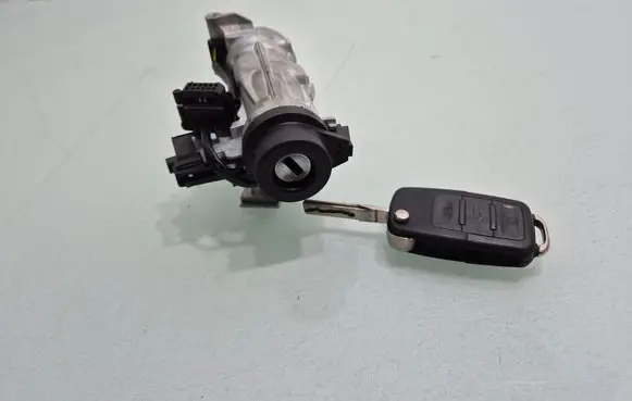 Volkswagen Touran I Ignition lock 1K0905851B
