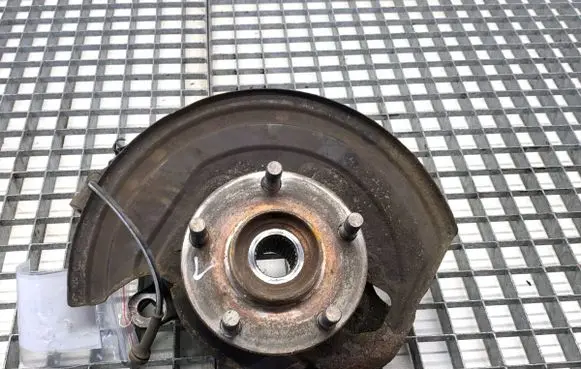 Nissan Qashqai Front wheel hub spindle knuckle 