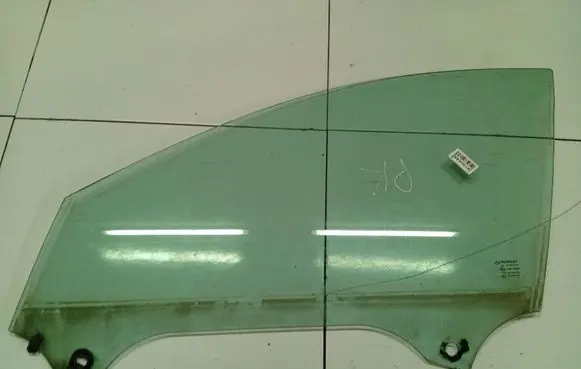 Renault Laguna III Front door window glass four-door As2