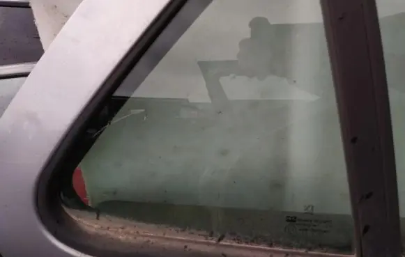 Rear vent window glass