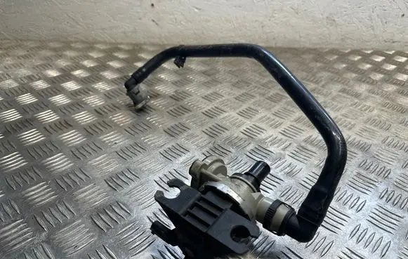 BMW i8 Fuel tank valve 7303949