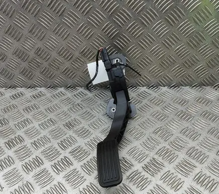 Accelerator throttle pedal