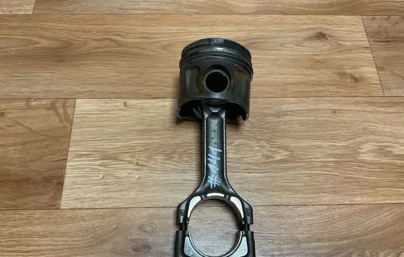 Opel Insignia A Piston with connecting rod 