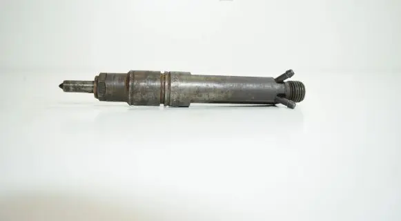 Audi A6 S6 C4 4A Fuel injector 046130201B