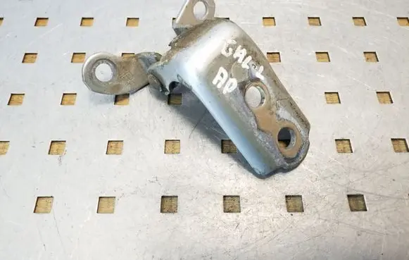 Toyota Land Cruiser (J120) Rear door lower hinge