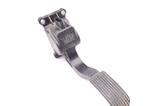 Accelerator throttle pedal