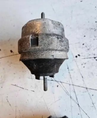 Volkswagen PASSAT B5.5 Engine mount bracket 8D0199379
