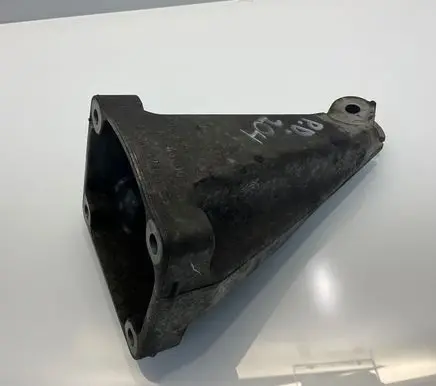 Engine mounting bracket