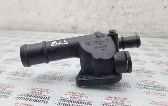 Volkswagen Touran I Engine coolant pipe/hose 03G121132B