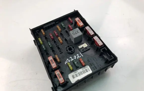 Volkswagen PASSAT B7 Fuse box set 3C0937125