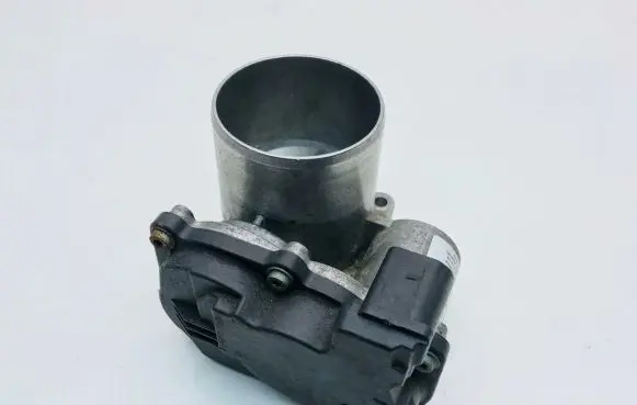 Volkswagen Jetta VI Throttle valve 04E133062A