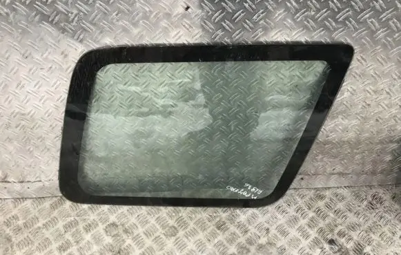 Mitsubishi Pajero Rear side window