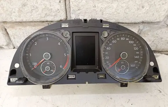 Volkswagen PASSAT B7 Speedometer (instrument cluster) 3AA920970N