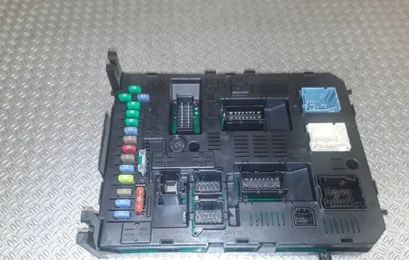 Peugeot 308 Fuse module 966405918002