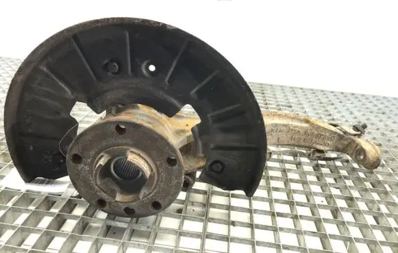 Volkswagen Touareg I Front wheel hub spindle knuckle