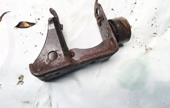 Toyota Avensis Verso Engine mounting bracket