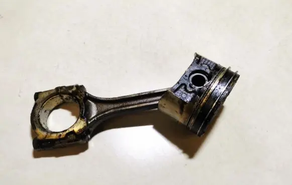 Nissan Almera N16 Piston with connecting rod