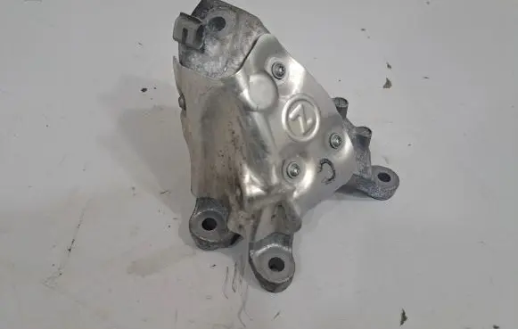 BMW 5 G30 G31 Engine mounting bracket 6870754