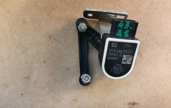 Headlight/headlamp level sensor
