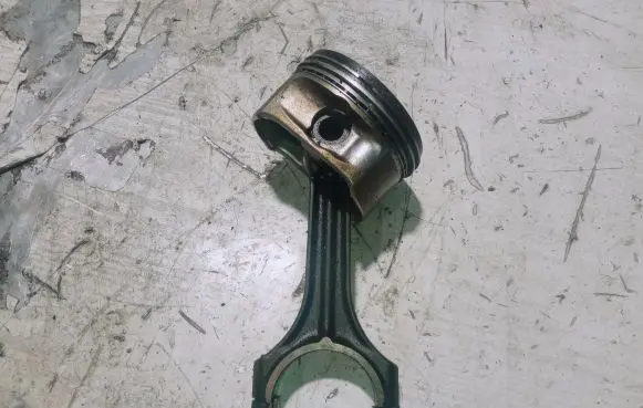 Mercedes-Benz C W203 Piston with connecting rod